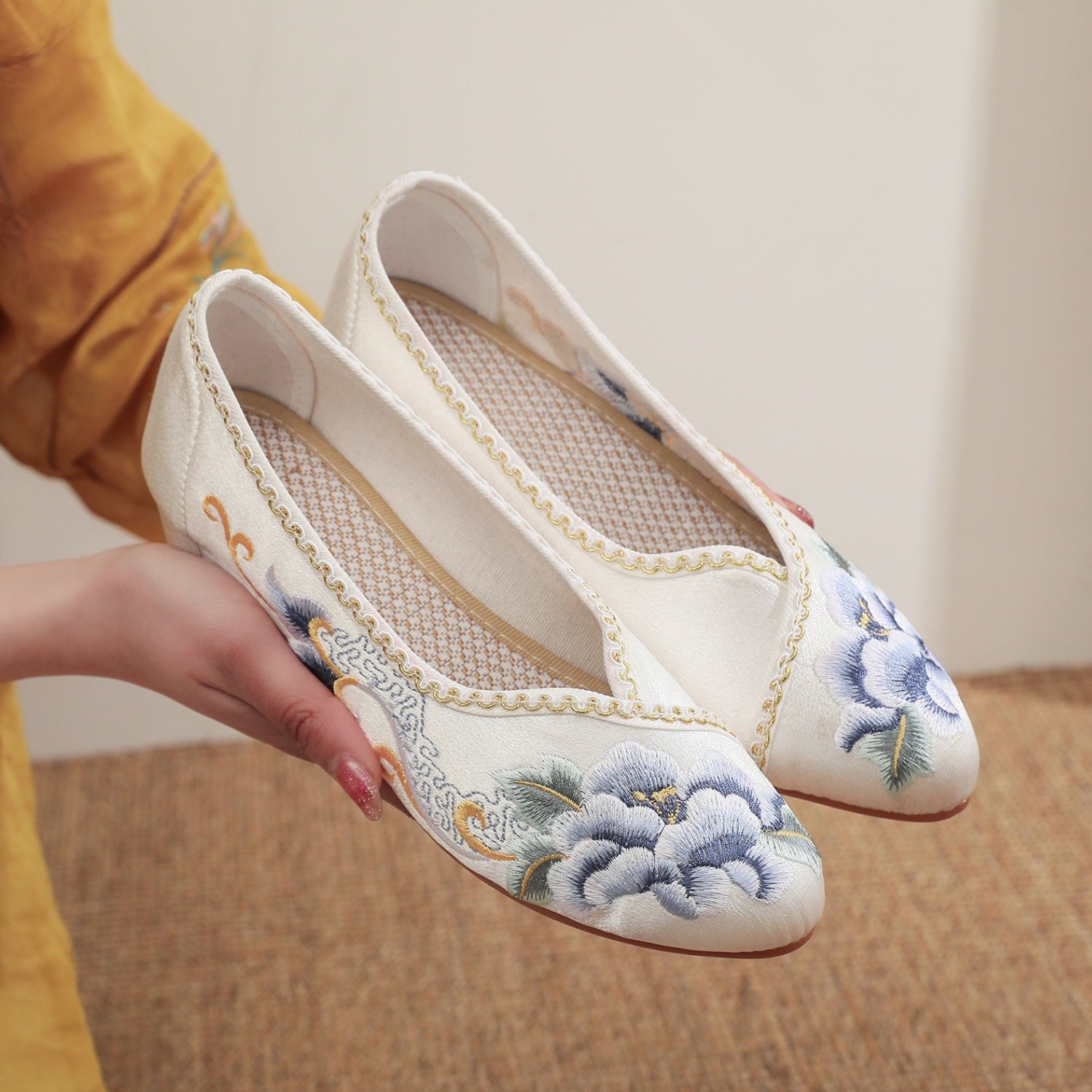 Women's Antique Pointed Old Beijing Mid Cloth Heels