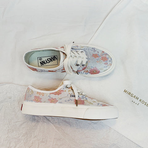 Charming Casual Design Flower Embroidered Female Canvas Shoes